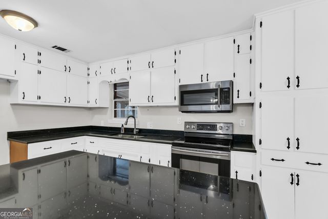 5563 Pine Street, Lula, GA 30554