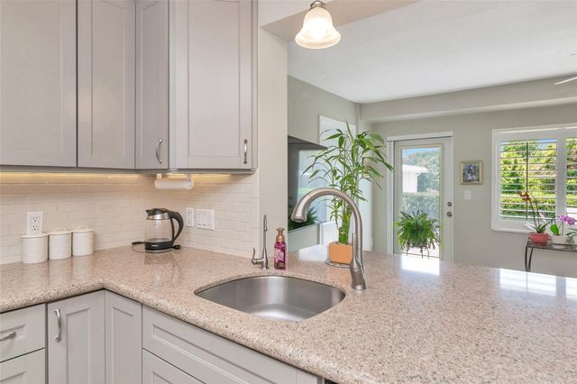 422 CIRCLEWOOD DRIVE H6, Venice, FL 34293