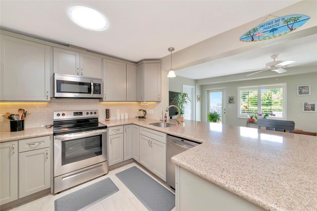 422 CIRCLEWOOD DRIVE H6, Venice, FL 34293