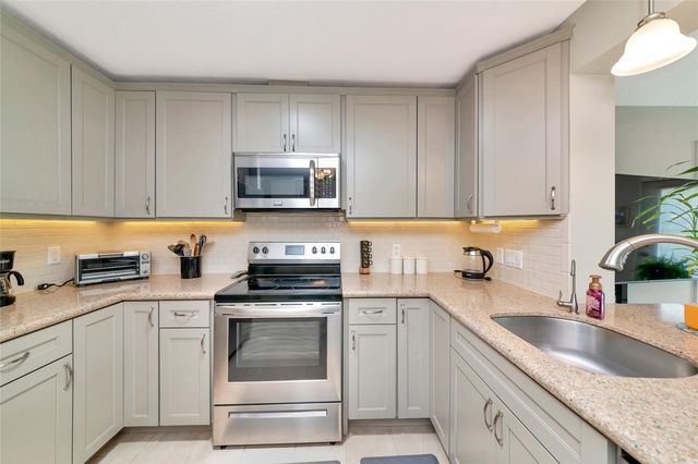 422 CIRCLEWOOD DRIVE H6, Venice, FL 34293
