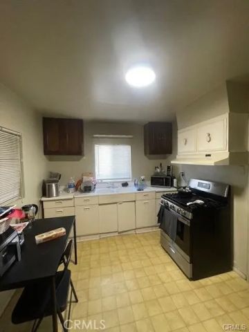 1319 Hollister, San Fernando, CA 91340
