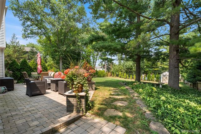 3325 Newgate Drive, Troy, MI 48084