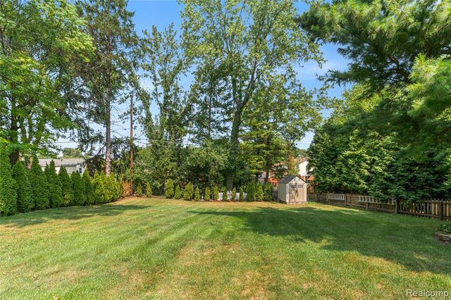3325 Newgate Drive, Troy, MI 48084