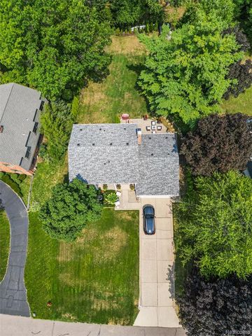3325 Newgate Drive, Troy, MI 48084