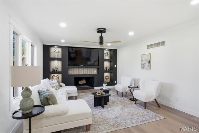 277 Oak Path Drive, Ballwin, MO 63011