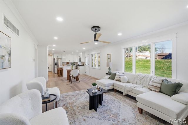 277 Oak Path Drive, Ballwin, MO 63011