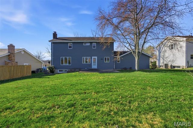 277 Oak Path Drive, Ballwin, MO 63011