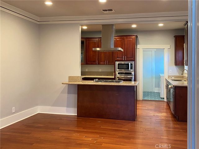 1562 N Lake Avenue, Pasadena, CA 91104