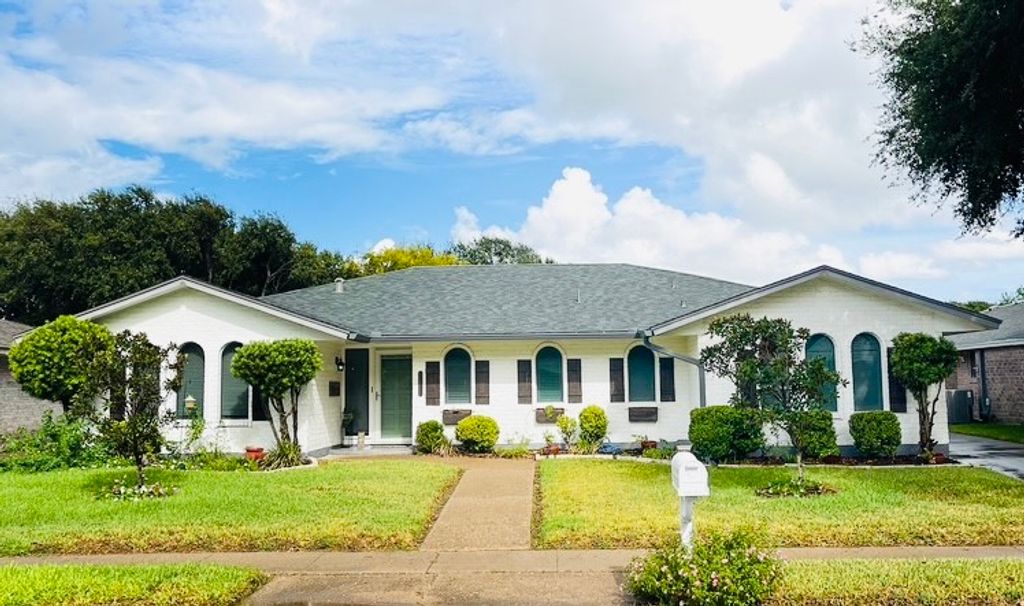 131 Chiltipin Dr, Portland, TX 78374 — exterior