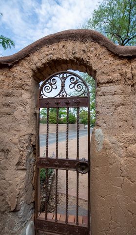 1075 Paseo de Peralta, Santa Fe, NM 87505