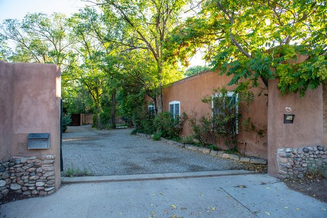 1075 Paseo de Peralta, Santa Fe, NM 87505