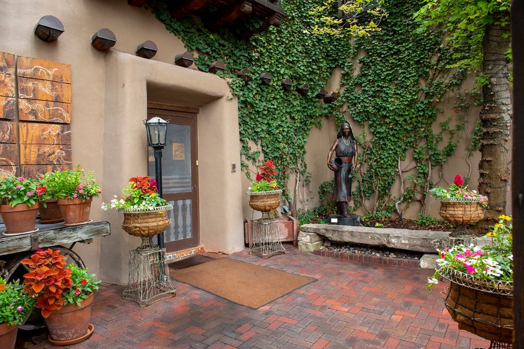 1075 Paseo de Peralta, Santa Fe, NM 87505