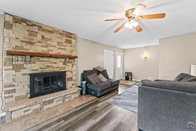 5849 SW Auburn RD, Topeka, KS 66610
