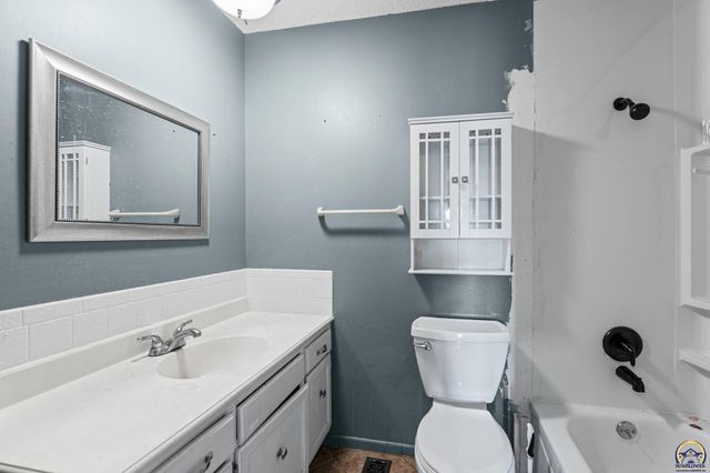 5849 SW Auburn RD, Topeka, KS 66610