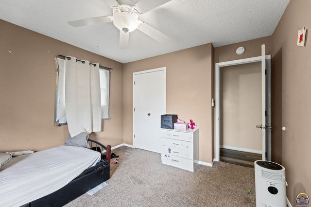 5849 SW Auburn RD, Topeka, KS 66610