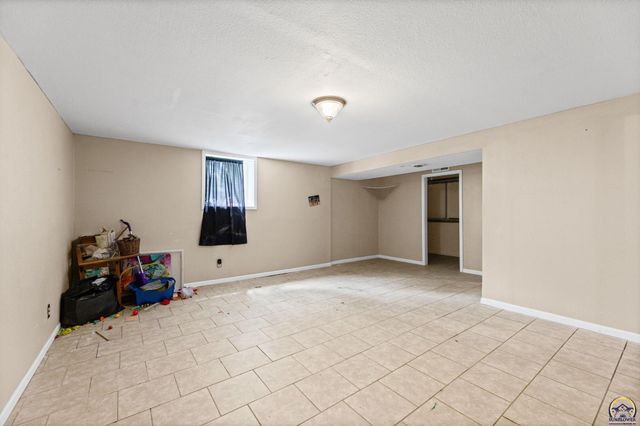 5849 SW Auburn RD, Topeka, KS 66610