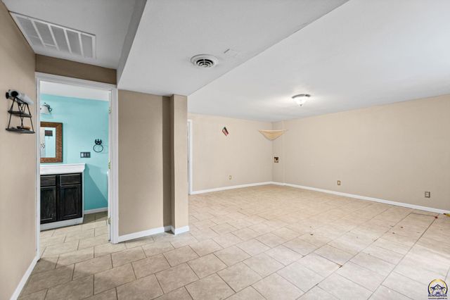 5849 SW Auburn RD, Topeka, KS 66610