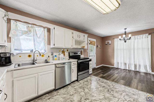 5849 SW Auburn RD, Topeka, KS 66610