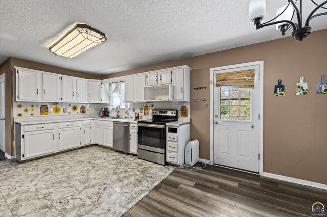 5849 SW Auburn RD, Topeka, KS 66610