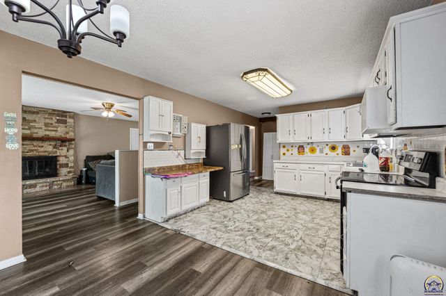 5849 SW Auburn RD, Topeka, KS 66610