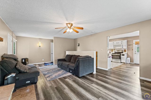 5849 SW Auburn RD, Topeka, KS 66610