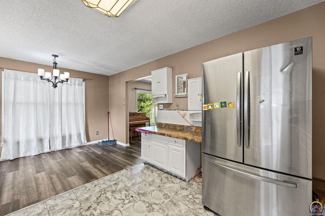 5849 SW Auburn RD, Topeka, KS 66610