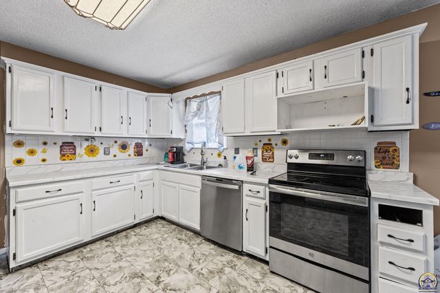5849 SW Auburn RD, Topeka, KS 66610