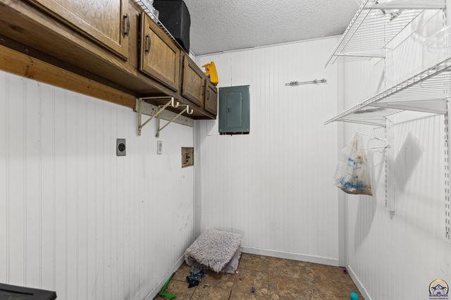 5849 SW Auburn RD, Topeka, KS 66610