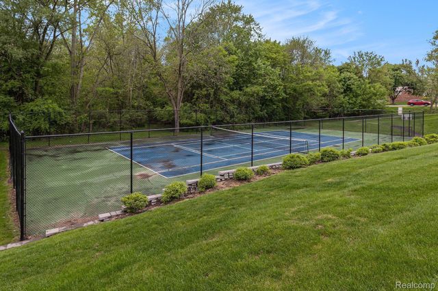 22221 INDIAN CREEK Drive 7, Farmington Hills, MI 48335