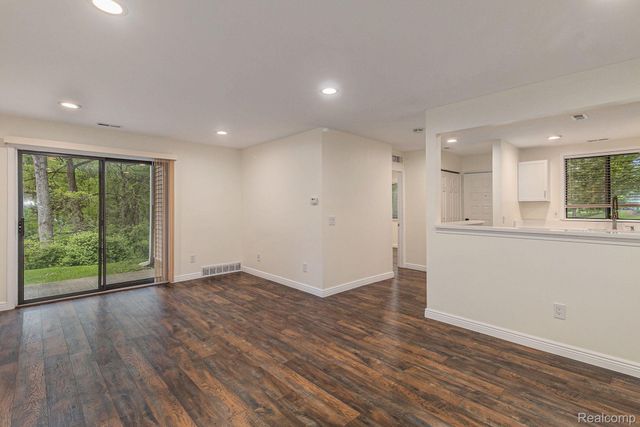 22221 INDIAN CREEK Drive 7, Farmington Hills, MI 48335