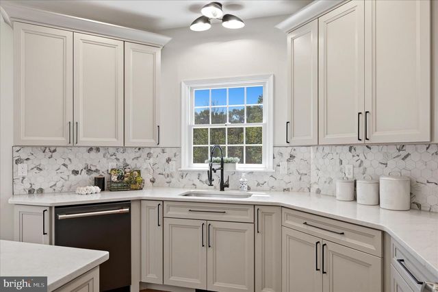 86 EASTLAND DR, Charles Town, WV 25414