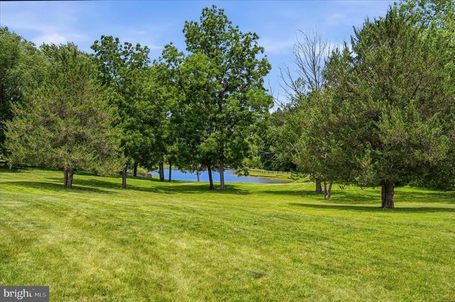 86 EASTLAND DR, Charles Town, WV 25414