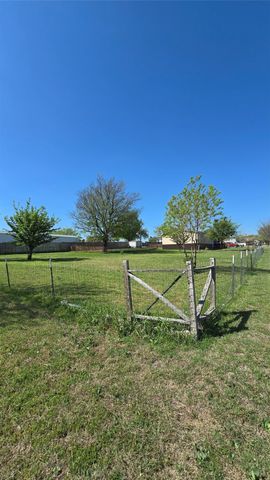 119 Enchanted Lakes Drive, Azle, TX 76020