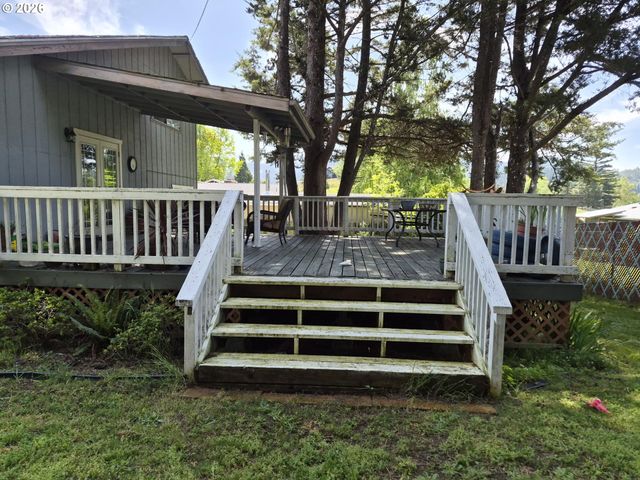 110 Se CERRITO Ct, Myrtle Creek, OR 97457