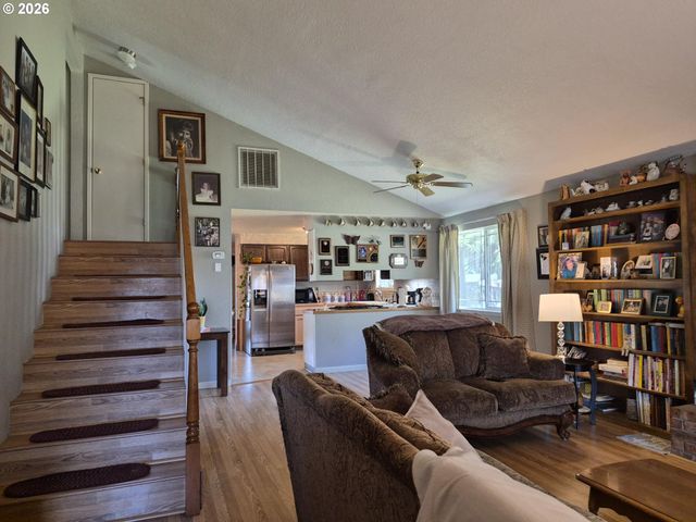 110 Se CERRITO Ct, Myrtle Creek, OR 97457
