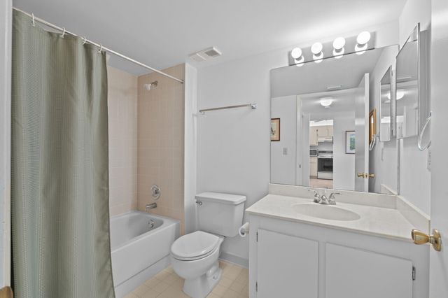 3138 Via Poinciana 410, Lake Worth, FL 33467