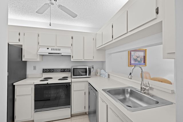 3138 Via Poinciana 410, Lake Worth, FL 33467