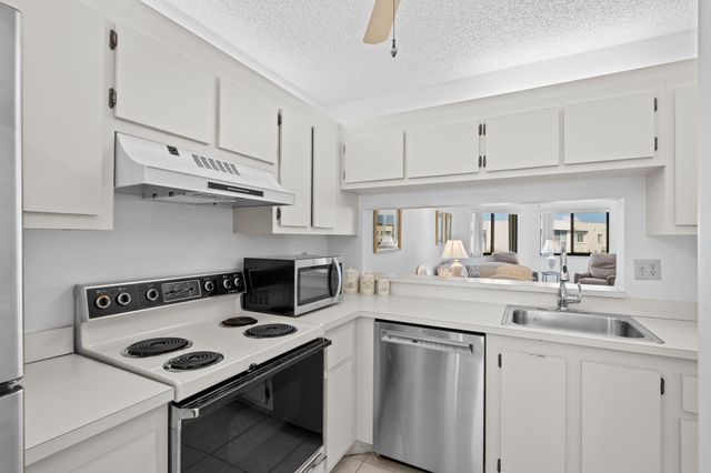 3138 Via Poinciana 410, Lake Worth, FL 33467