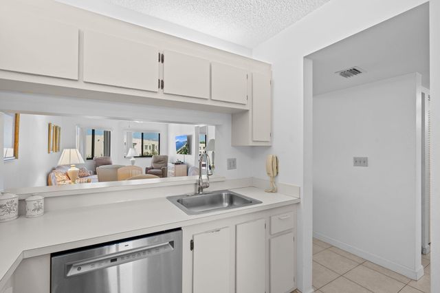 3138 Via Poinciana 410, Lake Worth, FL 33467