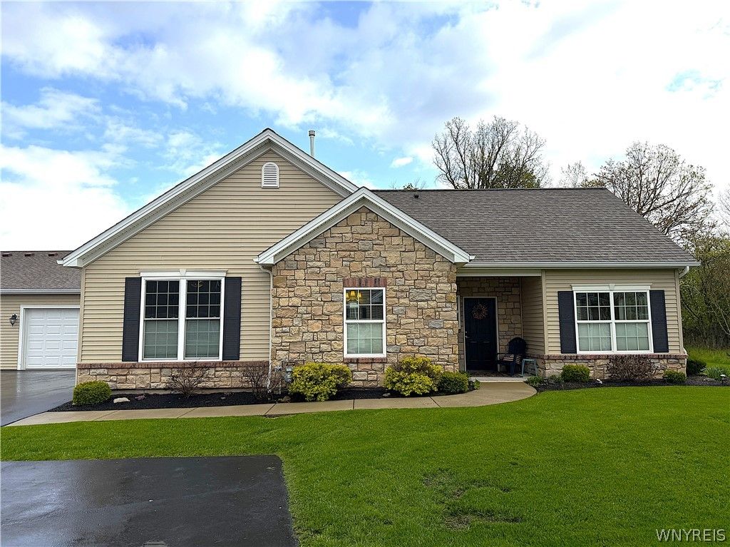 5683 Ferncrest Drive B, Clarence, NY 14032