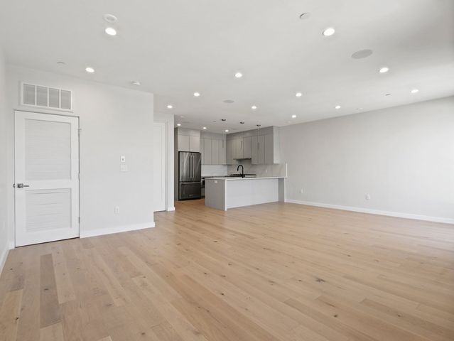 340 West 2nd Street 17, Boston, MA 02127