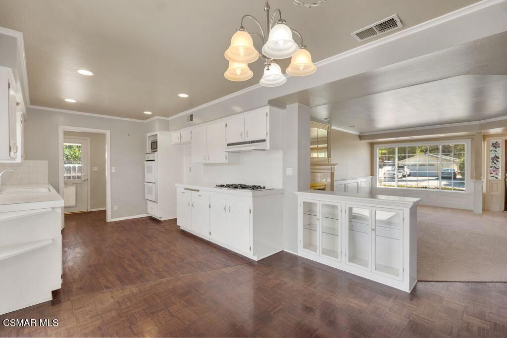 Image 15 of property listing at 685 Paige Lane, Thousand Oaks, CA 91360