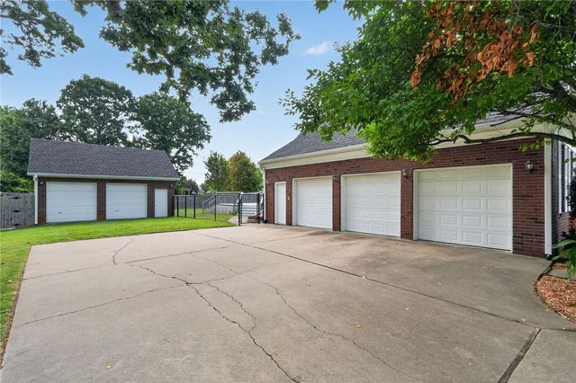 192 Pinkley Road, Elm Springs, AR 72762