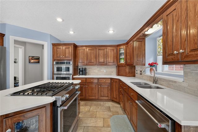 192 Pinkley Road, Elm Springs, AR 72762