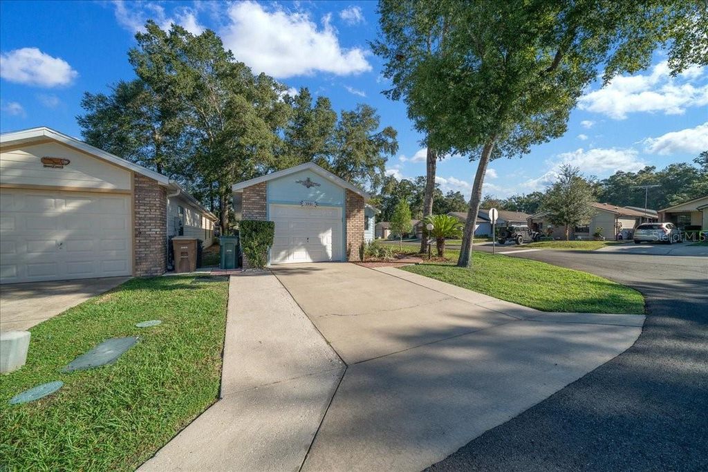Image 3 of property listing at 3931 NE 22ND STREET, Ocala, FL 34470
