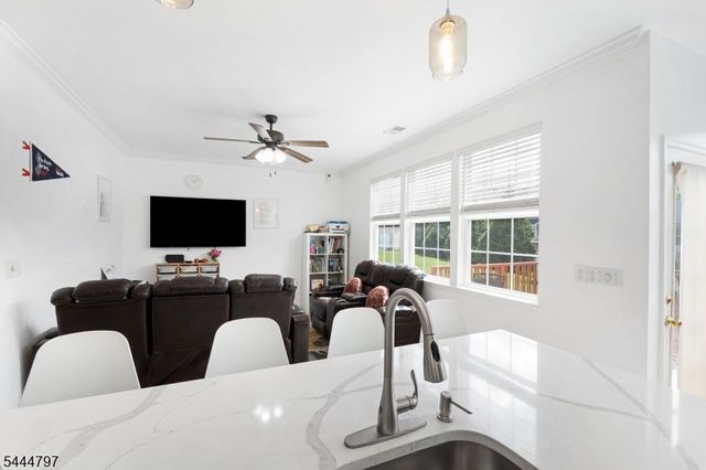 25 Rolling Rapids Ct, Hackettstown Town, NJ 07840