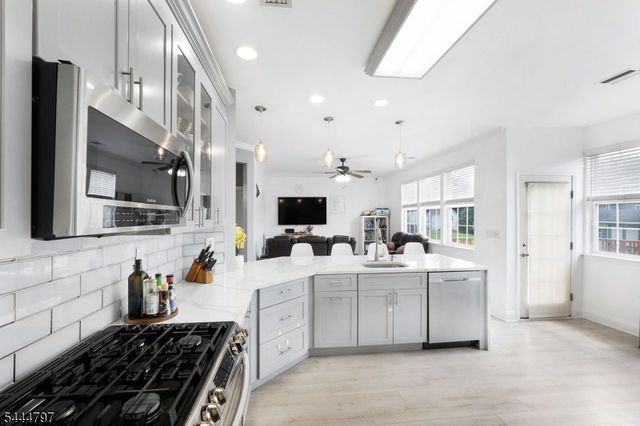 25 Rolling Rapids Ct, Hackettstown Town, NJ 07840