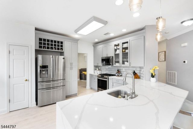 25 Rolling Rapids Ct, Hackettstown Town, NJ 07840