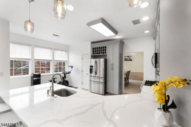 25 Rolling Rapids Ct, Hackettstown Town, NJ 07840