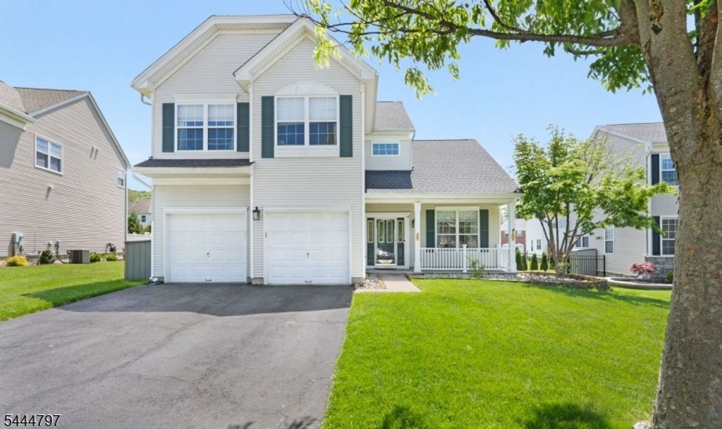 25 Rolling Rapids Ct, Hackettstown Town, NJ 07840
